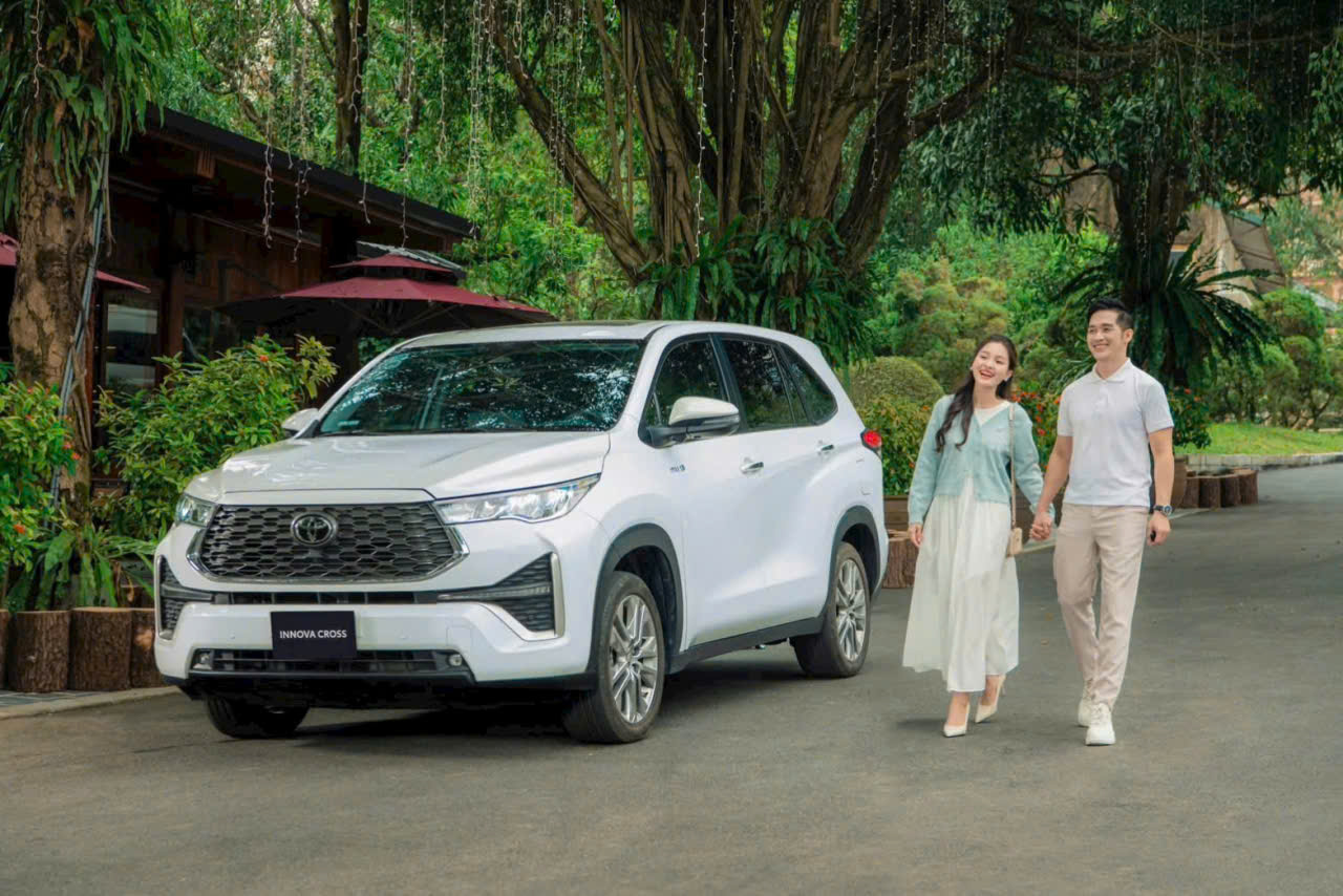 Cho Thuê Xe 7 Chỗ Cần Thơ: Innova Cross 2025 Hybrid Giá Rẻ 